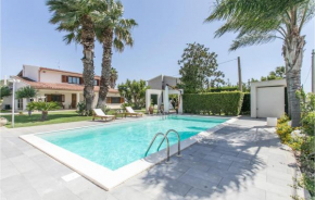 Gorgeous Apartment In Comiso With Kitchen